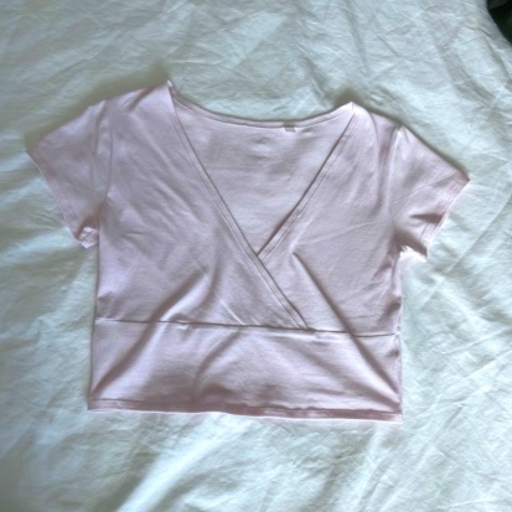 🦋 Pink Fitted V Neck Cropped T Shirt